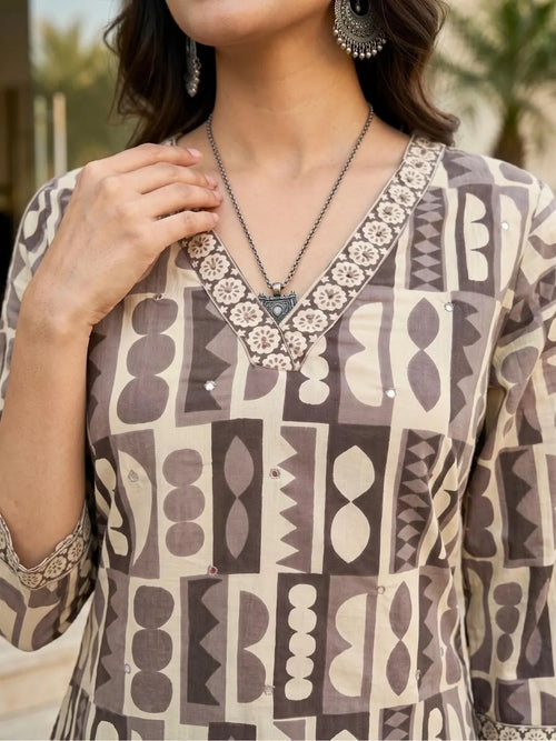 SHREEVYA Abeer Heritage Print Suit Set - Neckline Detail
